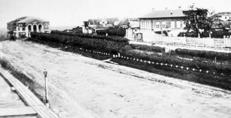 Большая Саратоская. Вид со стороны центра. Вдали - старое здание театра